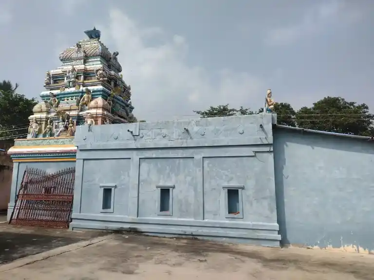 Arulmigu Sendrayaperumal Mariyamman Temple, Kadamparaalli, Gopalapattipudur - 636906 அருள்மிகு சென்றாய பெருமாள், மாரியம்மன் திருக்கோயில், Kadamparaalli, Gopalapattipudur - 636906, Dharmapuri - Ancient Temple Architecture and History Image 4