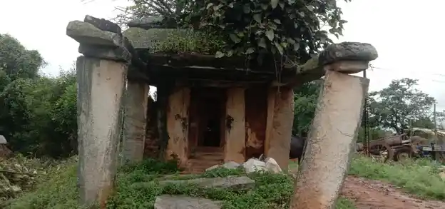 Arulmigu Sendrayaswamy Temple, Devaganapalli - 635110 அருள்மிகு சென்றாயசாமி திருக்கோயில், Devaganapalli - 635110, Krishnagiri - Ancient Temple Architecture and History Image 4