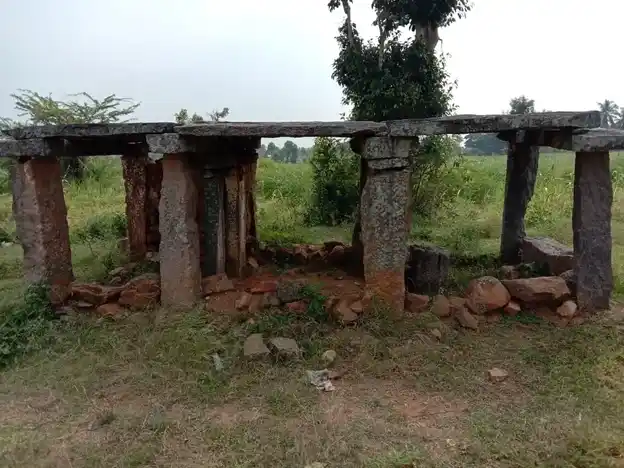 Arulmigu Sendrayaswamy Temple, Indamangalam - 635111 அருள்மிகு சென்றாயசாமி திருக்கோயில், கொட்டுமாரனஅள்ளி - 635111, Dharmapuri - Ancient Temple Architecture and History Image 2