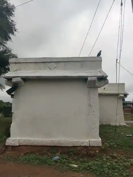 Arulmigu Sennakesava Perumal Temple, Mookaasipaarandoor - 635109 அருள்மிகு சென்னகேசவப் பெருமாள் திருக்கோயில், Mookaasipaarandoor - 635109, Krishnagiri - Ancient Temple Architecture and History Image 3