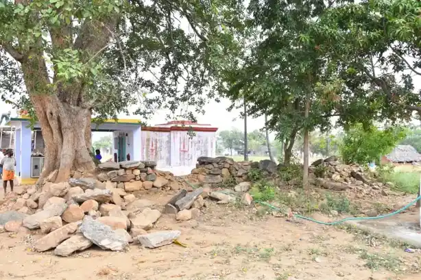 Arulmigu Senrayaperumal Temple, Karumbusaliyur, Vellar - 636451 அருள்மிகு சென்றாய பெருமாள் திருக்கோயில், Karumbusaliyur, Vellar - 636451, Salem - Ancient Temple Architecture and History Image 3