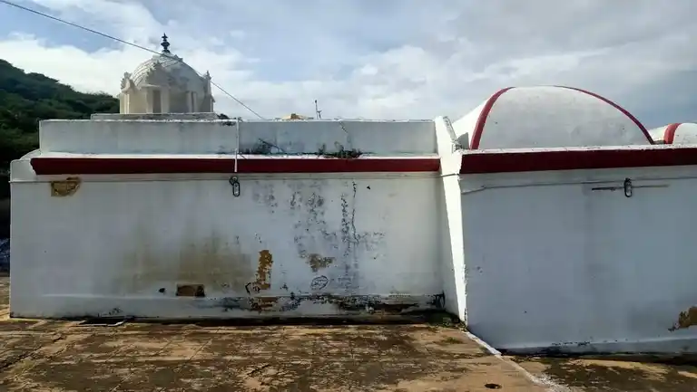 Arulmigu Senrayaperumal Temple, Near Barrage, Kolnayakkanpatti - 636452 அருள்மிகு சென்றாய பெருமாள் திருக்கோயில், Near Barrage, Kolnayakkanpatti - 636452, Salem - Ancient Temple Architecture and History Image 2