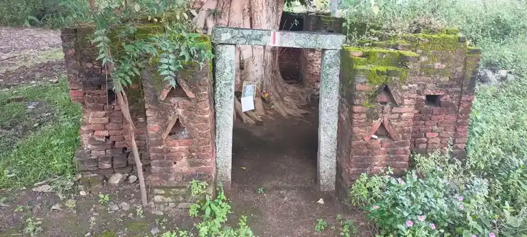 Arulmigu Senrayaswami Temple, Periya Kannalapatti - 635654 அருள்மிகு சென்றாயசுவாமி திருக்கோயில், பெரியகண்ணாலபட்டி - 635654, Thirupathur - Ancient Temple Architecture and History Image 4