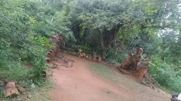 Arulmigu Sevittuminiyan Temple, Minnathur - 622203 அருள்மிகு செவிட்டு முனியன் திருக்கோயில், Minnathur - 622203, Pudukkottai - Ancient Temple Architecture and History Image 3