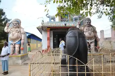 Arulmigu Singamuthu Iyyanar and Karuppar Temple, Adappanvayal, Pudukkottai Taluk - 622001 அருள்மிகு சிங்கமுத்து அய்யனார் மற்றும் கருப்பர் திருக்கோயில், அடப்பன்வயல், புதுக்கோட்டை வட்டம் - 622001, Pudukkottai - Ancient Temple Architecture and History Image 2