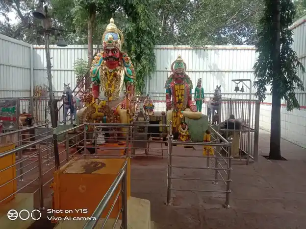 Arulmigu Singarthoppu Munishwarer Temple, Near Railway Station, Morappur - 635305 அருள்மிகு சிங்காரத்தோப்பு முனீஸ்வரர் திருக்கோயில், மொரப்பூர் ரயில் நிலையம் அருகில், மொரப்பூர் - 635305, Dharmapuri - Ancient Temple Architecture and History Image 4