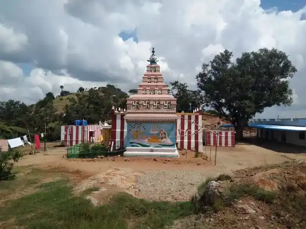 Arulmigu Sinivasaperumal Temple, Naamamalai, Ammapet - 636014 அருள்மிகு சீனிவாசப்பெருமாள் கோவிந்தராஜப்பெருமாள் திருக்கோயில், நாமமலை தெற்கு அம்மாபேட்டை, அம்மாப்பேட்டை - 636014, Salem - Ancient Temple Architecture and History Image 2