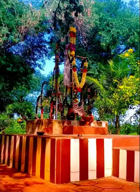 Arulmigu Sirumalai Azhakar Temple, Kunnathur - 630410 அருள்மிகு. சிறுமலை அழகர் திருக்கோயில், Kunnathur - 630410, Sivagangai - Ancient Temple Architecture and History Image 3