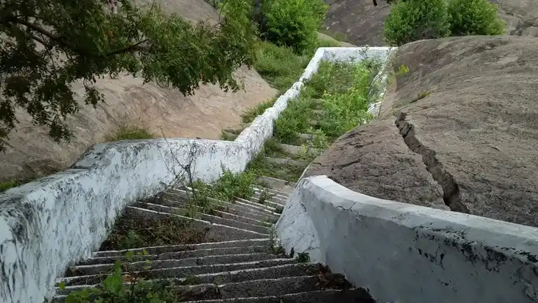 Arulmigu Sitthigirimurugan Temple, Hill Top, Avalurpettai - 604201 அருள்மிகு சித்தகிரி முருகன் திருக்கோயில், குன்றின் மேல், அவலூர்பேட்டை - 604201, Viluppuram - Ancient Temple Architecture and History Image 5