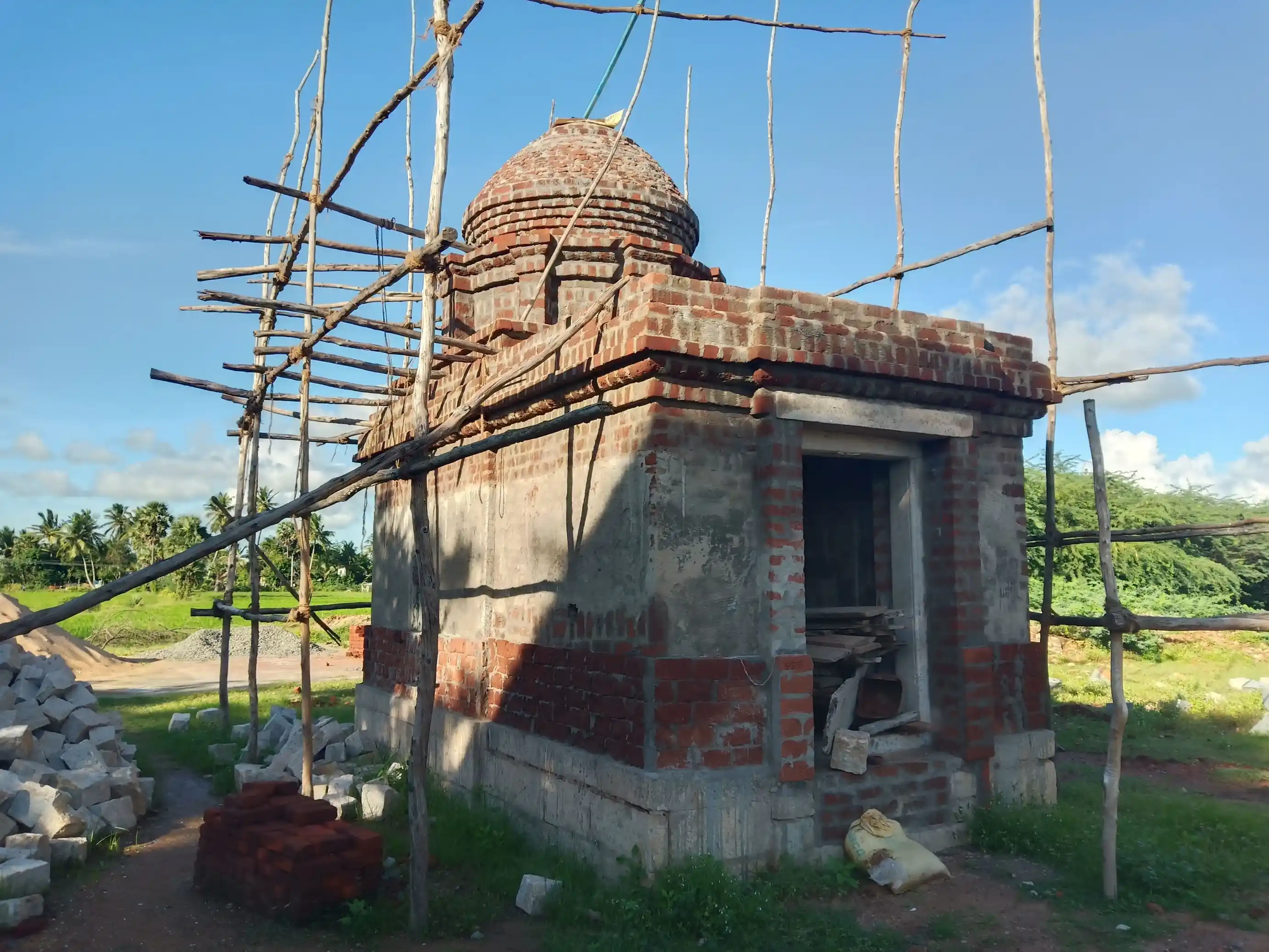 Arulmigu Somanatha Swamy And Throwpathy Vagayara Temple, Senthamarikkan - 614705 அருள்மிகு சோமநாதசுவாமி , திரௌபதியம்மன் வகையறா திருக்கோயில், Senthamarikkan - 614705, Thiruvarur - Ancient Temple Architecture and History Image 2
