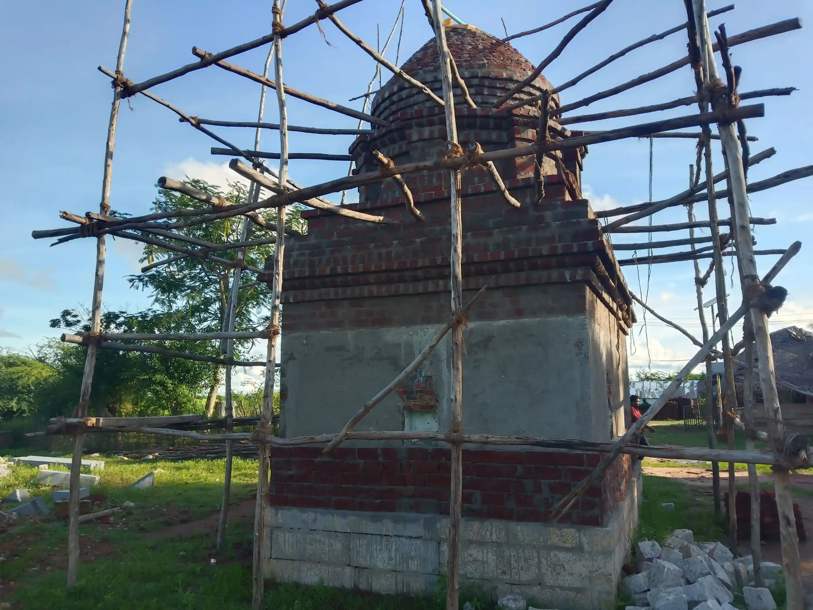 Arulmigu Somanatha Swamy And Throwpathy Vagayara Temple, Senthamarikkan - 614705 அருள்மிகு சோமநாதசுவாமி , திரௌபதியம்மன் வகையறா திருக்கோயில், Senthamarikkan - 614705, Thiruvarur - Ancient Temple Architecture and History Image 3