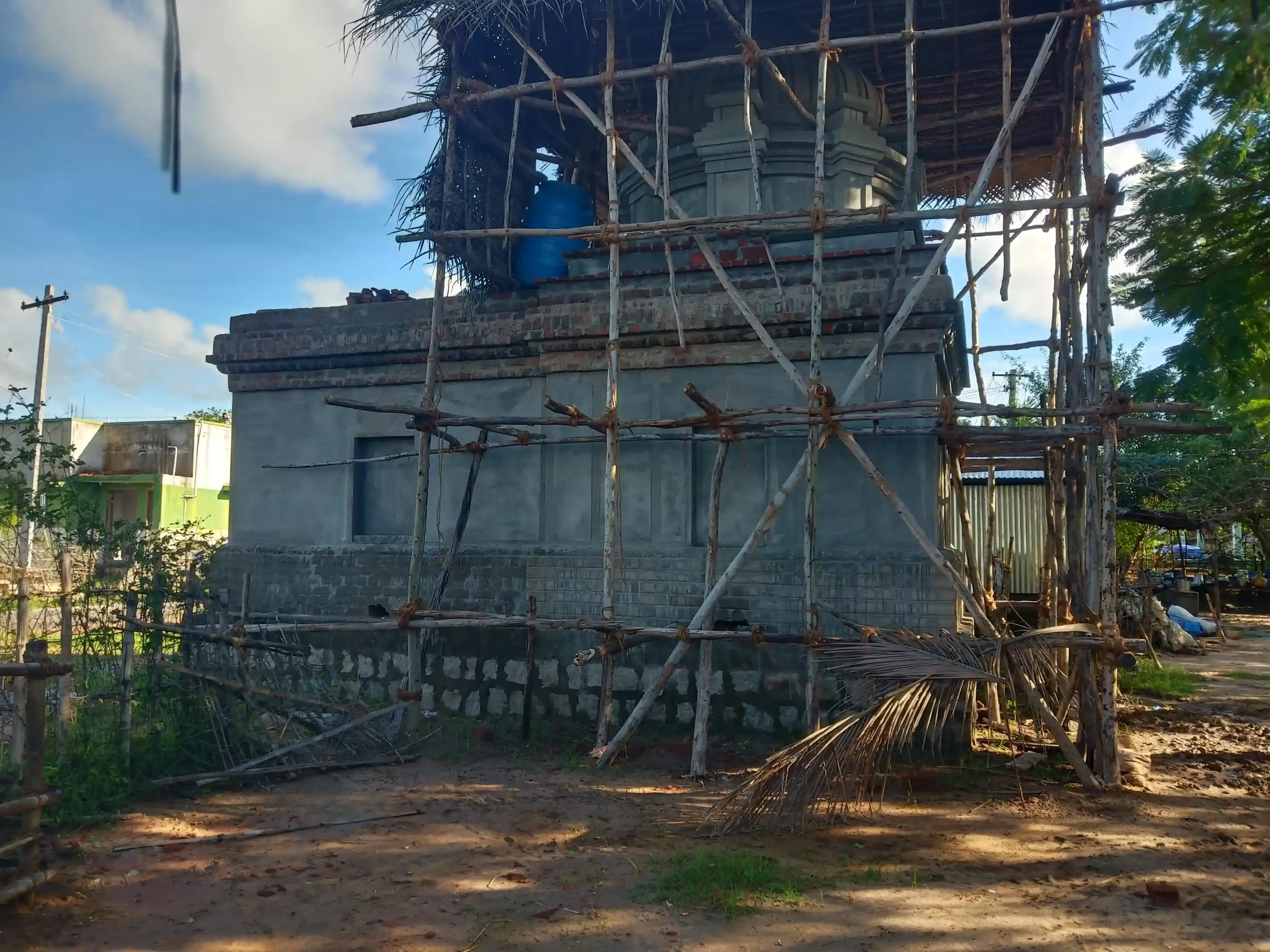 Arulmigu Somanatha Swamy And Throwpathy Vagayara Temple, Senthamarikkan - 614705 அருள்மிகு சோமநாதசுவாமி , திரௌபதியம்மன் வகையறா திருக்கோயில், Senthamarikkan - 614705, Thiruvarur - Ancient Temple Architecture and History Image 4