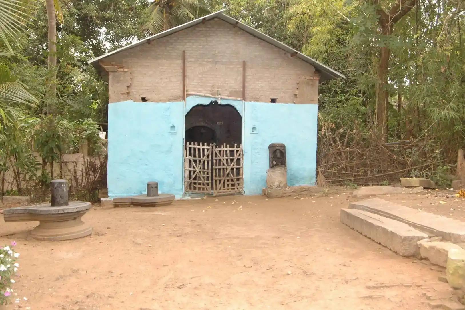 Arulmigu Somanathaswamy Temple, Neelaveli - 609306 அருள்மிகு சோமநாதசுவாமி திருக்கோயில், நீலவெளி - 609306, Mayiladuthurai - Ancient Temple Architecture and History Image 3
