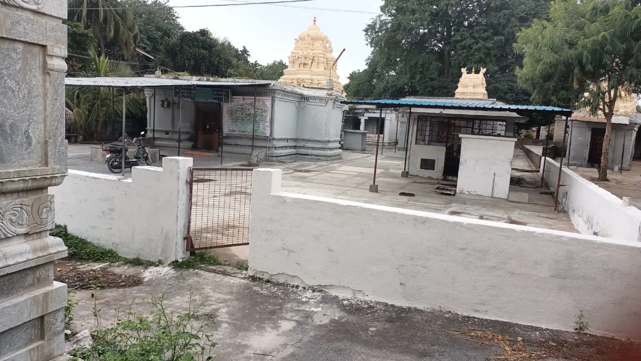 Arulmigu Someshwar Temple, Near Girls Higher Secondary School, Rayakottah - 635116 அருள்மிகு சோமேஸ்வரர் திருக்கோயில், Near Girls Higher Secondary School, Rayakottah - 635116, Krishnagiri - Ancient Temple Architecture and History Image 7