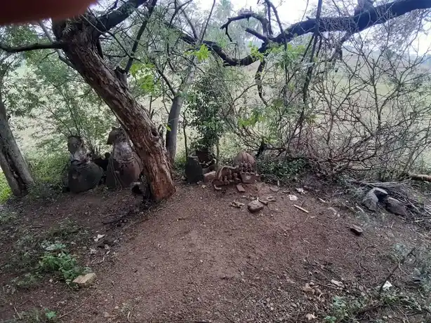 Arulmigu Sri Nambinayakar Kulam Kannimaar Temple, Nambinayakarkulam - 624706 அருள்மிகு ஸ்ரீ நம்பி நாயக்கர் குளம் கன்னிமார் திருக்கோயில், Nambinayakarkulam - 624706, Dindigul - Ancient Temple Architecture and History Image 2