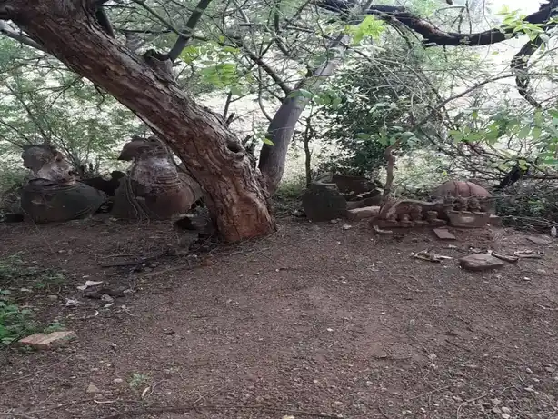 Arulmigu Sri Nambinayakar Kulam Kannimaar Temple, Nambinayakarkulam - 624706 அருள்மிகு ஸ்ரீ நம்பி நாயக்கர் குளம் கன்னிமார் திருக்கோயில், Nambinayakarkulam - 624706, Dindigul - Ancient Temple Architecture and History Image 3