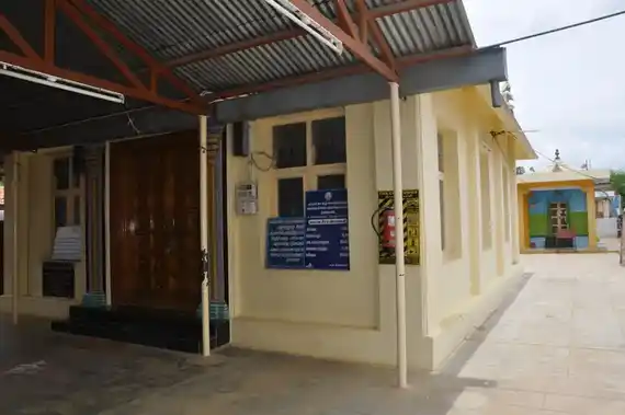 Arulmigu Srinivasa Anjaneyaperumal Temple, Advocate Nagarajan Street Udumalpettai, Udumalpettai - 642126 அருள்மிகு சீனிவாச ஆஞ்சநேய பெருமாள் திருக்கோயில், Advocate Nagarajan Street Udumalpettai, Udumalpettai - 642126, Tiruppur - Ancient Temple Architecture and History Image 2