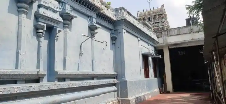 Arulmigu Srinivasa Perumal And Vanamutti Perumal Temple, Chozhampettai - 609001 Arulmigu Srinivasa Perumal And Vanamutti Perumal Temple, சோழம்பேட்டை - 609001, Mayiladuthurai - Ancient Temple Architecture and History Image 4