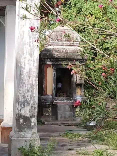 Arulmigu Srinivasa Perumal And Viswanatha Swamy Temple, Mannukumundan - 614705 அருள்மிகு சீனிவாசபெருமாள் மற்றும் விஸ்வநாதசுவாமி திருக்கோயில், Mannukumundan - 614705, Thiruvarur - Ancient Temple Architecture and History Image 8