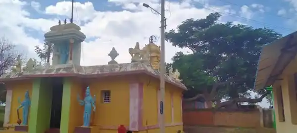 Arulmigu Srinivasa Perumal Temple, Vadukamuthampatti - 635752 அருள்மிகு சீனிவாசப்பெருமாள் திருக்கோயில், வடுகமுத்தம்பட்டி - 635752, Thirupathur - Ancient Temple Architecture and History Image 2