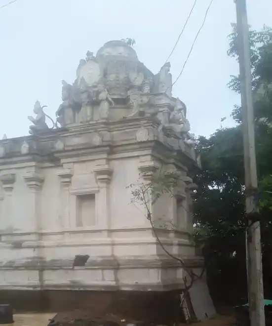 Arulmigu Sundaresa Perumal Temple, Vadakarai, Chennai - 600052 அருள்மிகு சுந்தரேசபெருமாள் திருக்கோயில், வடகரை, சென்னை - 600052, Tiruvallur - Ancient Temple Architecture and History Image 2