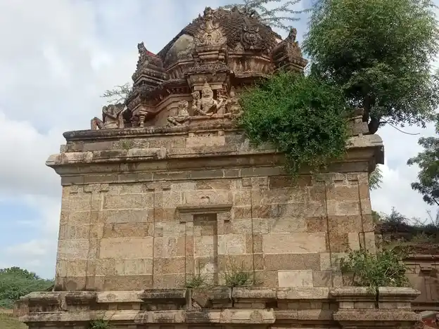 Arulmigu Sundarrajapperumal Temple, Ponpethi, Ponpethi - 614629 அருள்மிகு சுந்தரராஜ பெருமாள் திருக்கோயில், பொன்பேத்தி, ஆவுடையார்கோவில் வட்டம் - 614629, Pudukkottai - Ancient Temple Architecture and History Image 2