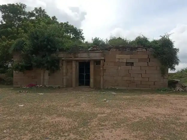Arulmigu Sundarrajapperumal Temple, Ponpethi, Ponpethi - 614629 அருள்மிகு சுந்தரராஜ பெருமாள் திருக்கோயில், பொன்பேத்தி, ஆவுடையார்கோவில் வட்டம் - 614629, Pudukkottai - Ancient Temple Architecture and History Image 3