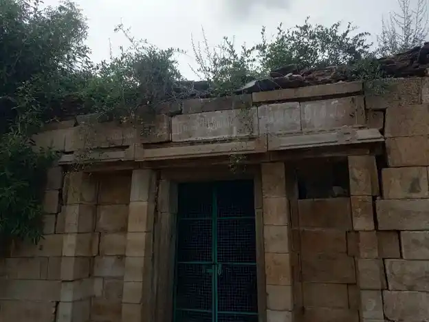 Arulmigu Sundarrajapperumal Temple, Ponpethi, Ponpethi - 614629 அருள்மிகு சுந்தரராஜ பெருமாள் திருக்கோயில், பொன்பேத்தி, ஆவுடையார்கோவில் வட்டம் - 614629, Pudukkottai - Ancient Temple Architecture and History Image 5