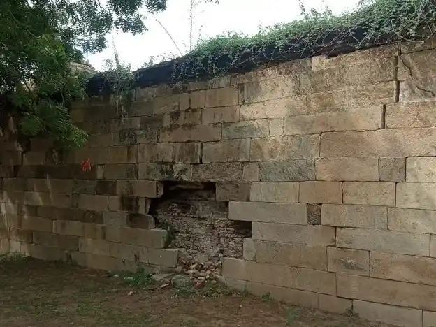 Arulmigu Sundarrajapperumal Temple, Ponpethi, Ponpethi - 614629 அருள்மிகு சுந்தரராஜ பெருமாள் திருக்கோயில், பொன்பேத்தி, ஆவுடையார்கோவில் வட்டம் - 614629, Pudukkottai - Ancient Temple Architecture and History Image 6