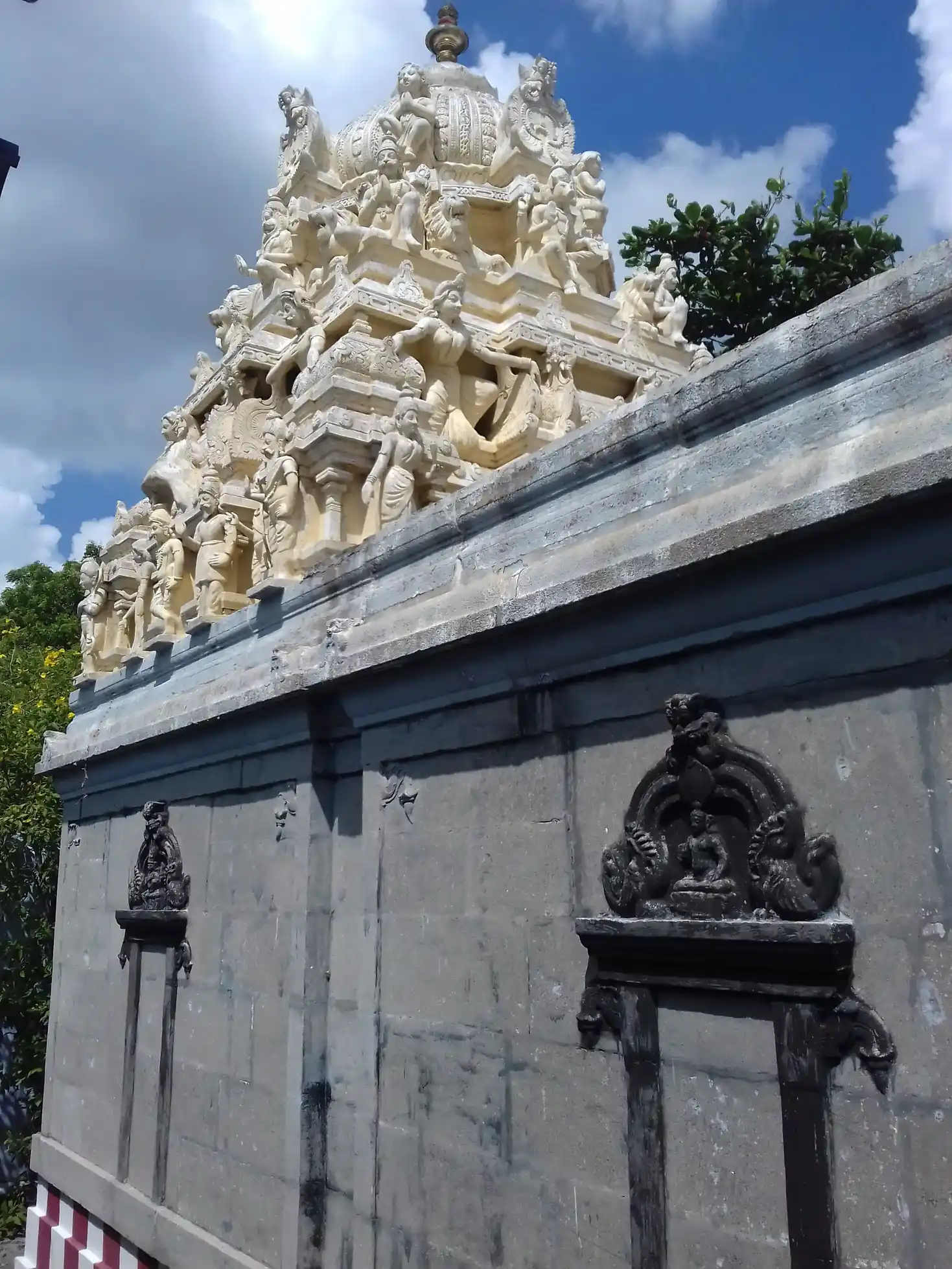 Arulmigu Sundharaja Perumal Temple, North Side In The Village, Puliparaipatti. - 626202 அருள்மிகு சுந்தரராஜப் பெருமாள் திருக்கோயில், கிராமத்தின் வடபுறம், புலிப்பாறைப்பட்டி - 626202, Virudhunagar - Ancient Temple Architecture and History Image 3