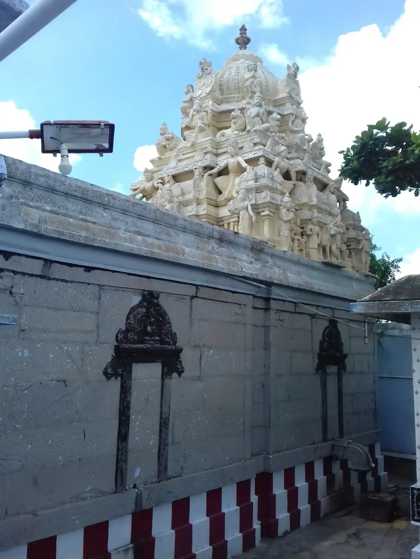 Arulmigu Sundharaja Perumal Temple, North Side In The Village, Puliparaipatti. - 626202 அருள்மிகு சுந்தரராஜப் பெருமாள் திருக்கோயில், கிராமத்தின் வடபுறம், புலிப்பாறைப்பட்டி - 626202, Virudhunagar - Ancient Temple Architecture and History Image 4