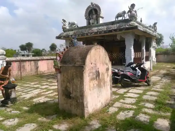 Arulmigu Suruli Ayyanar Temple, Kurumbal - 610203 அருள்மிகு சுருளி அய்யனார் திருக்கோயில், குறும்பல் - 610203, Thiruvarur - Ancient Temple Architecture and History Image 2