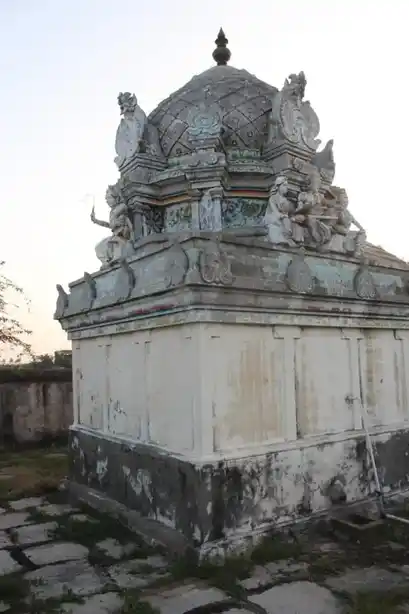 Arulmigu Suruli Ayyanar Temple, Kurumbal - 610203 அருள்மிகு சுருளி அய்யனார் திருக்கோயில், குறும்பல் - 610203, Thiruvarur - Ancient Temple Architecture and History Image 4