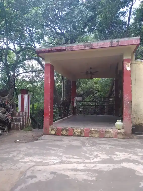 Arulmigu Suruli Velappar Temple, Surulimalai, Surulipatti - 625516 அருள்மிகு சுருளி வேலப்பர் திருக்கோயில், சுருளிமலை, சுருளிப்பட்டி - 625516, Theni - Ancient Temple Architecture and History Image 2