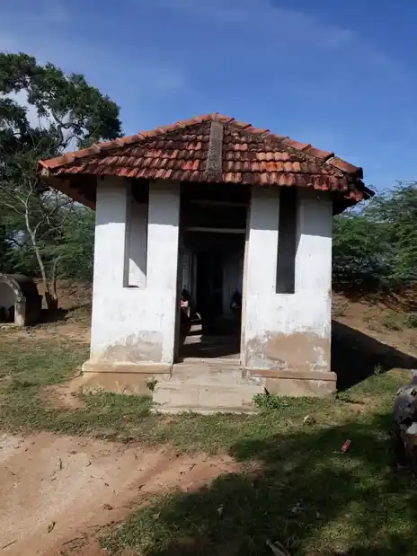 Arulmigu Surya Iyyanar Temple, Valaramanikkam, Thirumaym Taluk - 622402 அருள்மிகு சூர்ய அய்யனார் திருக்கோயில், வாளரமாணிக்கம், திருமயம் வட்டம் - 622402, Pudukkottai - Ancient Temple Architecture and History Image 3