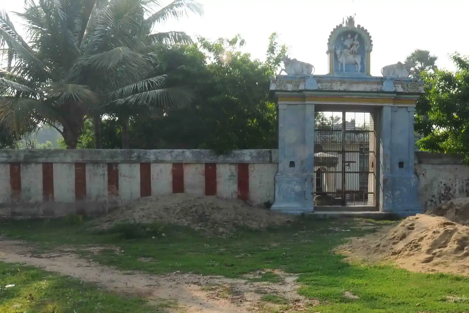 Arulmigu Suyambunatha Swamy Temple, Nallucheri - 609308 Arulmigu Suyambunatha Swamy Temple, Nallucheri - 609308, Mayiladuthurai - Ancient Temple Architecture and History Image 5
