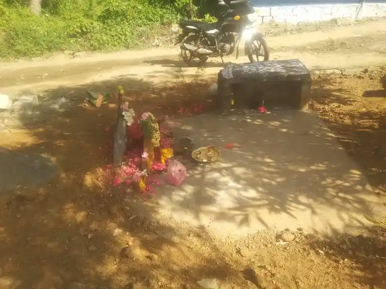 Arulmigu Tearpatti Ulagamman Temple, Sundekuppam, Thimmapuram - 635112 அருள்மிகு தேர்பட்டி உலகம்மன் திருக்கோயில், திம்மாபுரம் - 635112, Krishnagiri - Ancient Temple Architecture and History Image 2