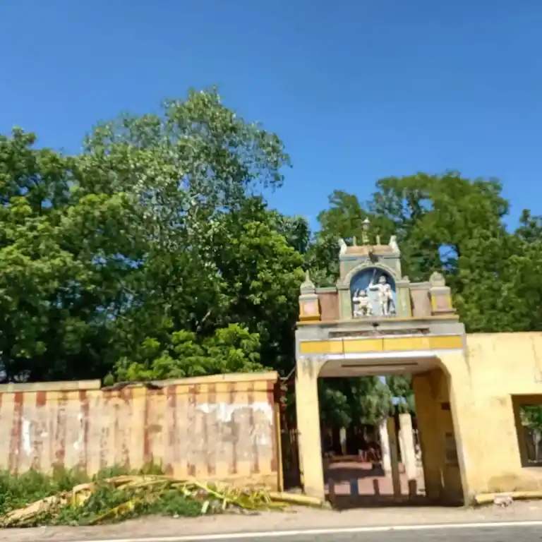 Arulmigu Thalai Karuppu Ayyanar Temple, Sengulam - 625706 அருள்மிகு அய்யனார் மற்றும் தாளைக்கருப்பணசாமி திருக்கோயில், செங்குளம் - 625706, Madurai - Ancient Temple Architecture and History Image 2