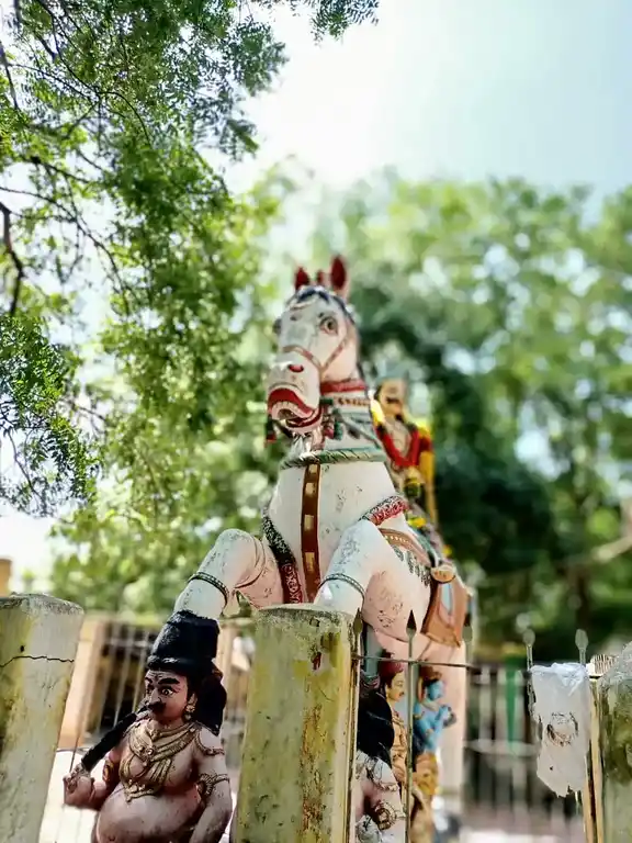 Arulmigu Thalai Karuppu Ayyanar Temple, Sengulam - 625706 அருள்மிகு அய்யனார் மற்றும் தாளைக்கருப்பணசாமி திருக்கோயில், செங்குளம் - 625706, Madurai - Ancient Temple Architecture and History Image 6