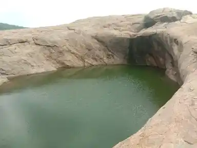 Arulmigu Thalaivar Lingam Sunai Temple, Narthamalai, Kulathur Taluk - 622101 அருள்மிகு தலைவர் லிங்கம்சுனை திருக்கோயில், நார்த்தாமலை, குளத்தூர் வட்டம் - 622101, Pudukkottai - Ancient Temple Architecture and History Image 2