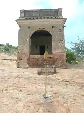 Arulmigu Thalaivar Lingam Sunai Temple, Narthamalai, Kulathur Taluk - 622101 அருள்மிகு தலைவர் லிங்கம்சுனை திருக்கோயில், நார்த்தாமலை, குளத்தூர் வட்டம் - 622101, Pudukkottai - Ancient Temple Architecture and History Image 3
