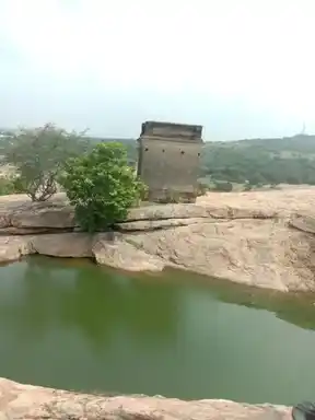 Arulmigu Thalaivar Lingam Sunai Temple, Narthamalai, Kulathur Taluk - 622101 அருள்மிகு தலைவர் லிங்கம்சுனை திருக்கோயில், நார்த்தாமலை, குளத்தூர் வட்டம் - 622101, Pudukkottai - Ancient Temple Architecture and History Image 4