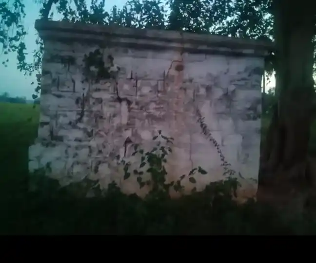 Arulmigu Thanduveerabathiraswamy Temple, Kollrur - 635108 அருள்மிகு தண்டுவீரபத்திர சுவாமி திருக்கோயில், கொள்ரூர் - 635108, Krishnagiri - Ancient Temple Architecture and History Image 3