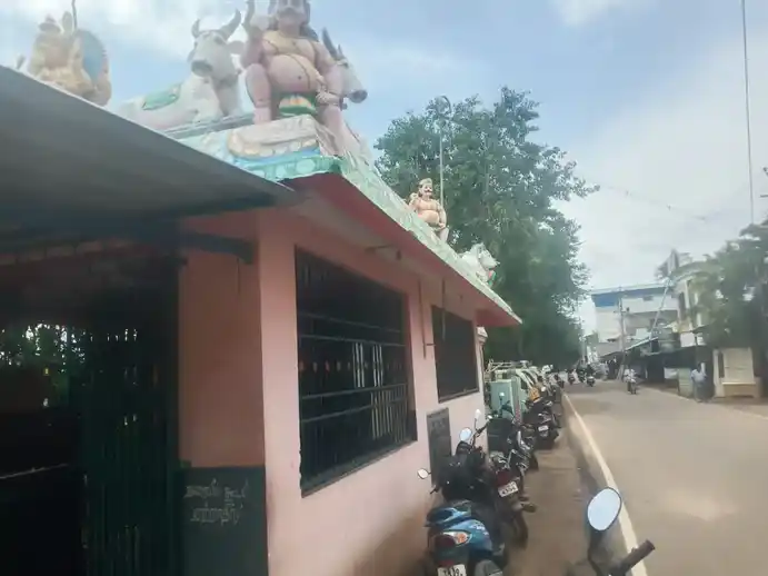Arulmigu Thanga Vinayagar And Muneeswarar Temple, Thaamaraikulam Vadakarai, Mannargudi - 614001 அருள்மிகு தங்கவிநாயகர் மற்றும் முனீஸ்வரர் திருக்கோயில், Thaamaraikulam Vadakarai, Mannargudi - 614001, Thiruvarur - Ancient Temple Architecture and History Image 3