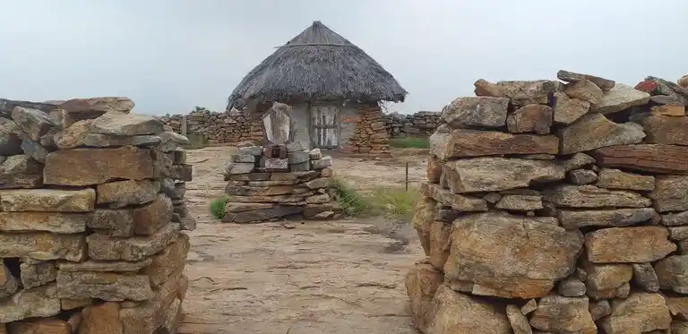 Arulmigu Thanthondriachchukonda Parai Srinivasaperumal Temple, Pambaluppatti - 624710 அருள்மிகு தான்தோன்றி அச்சுக்கொண்டபாறை ஸ்ரீநிவாசப்பெருமாள் திருக்கோயில், பாம்பலுபட்டி - 624710, Dindigul - Ancient Temple Architecture and History Image 2