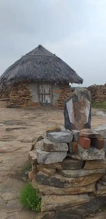 Arulmigu Thanthondriachchukonda Parai Srinivasaperumal Temple, Pambaluppatti - 624710 அருள்மிகு தான்தோன்றி அச்சுக்கொண்டபாறை ஸ்ரீநிவாசப்பெருமாள் திருக்கோயில், பாம்பலுபட்டி - 624710, Dindigul - Ancient Temple Architecture and History Image 3