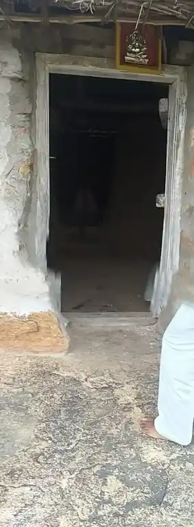 Arulmigu Thanthondriachchukonda Parai Srinivasaperumal Temple, Pambaluppatti - 624710 அருள்மிகு தான்தோன்றி அச்சுக்கொண்டபாறை ஸ்ரீநிவாசப்பெருமாள் திருக்கோயில், பாம்பலுபட்டி - 624710, Dindigul - Ancient Temple Architecture and History Image 4