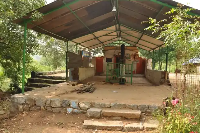 Arulmigu Theerthagiriswarar Temple, Samandahalli - 635305 அருள்மிகு தீர்த்தகிரிஸ்வரர் திருக்கோயில், வேப்பம்பட்டி, வேப்பம்பட்டி - 635305, Dharmapuri - Ancient Temple Architecture and History Image 2