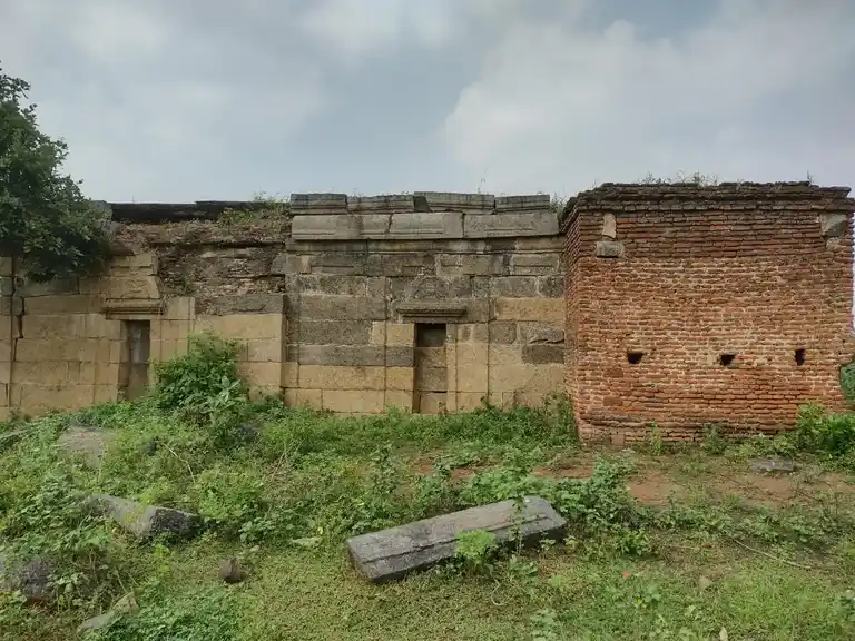 Arulmigu Theerthagiriswarar Temple, Vedakattamaduvu - 636906 அருள்மிகு தீர்த்தகிரீஸ்வரர் திருக்கோயில், Vedakattamaduvu - 636906, Dharmapuri - Ancient Temple Architecture and History Image 2