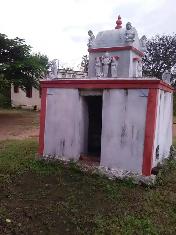 Arulmigu Thettu Perumal Temple, Near Paramveer Higher Secondary School, Adagapadi - 636803 அருள்மிகு தெட்டு பெருமாள் திருக்கோயில், Near Paramveer Higher Secondary School, Adagapadi - 636803, Dharmapuri - Ancient Temple Architecture and History Image 4